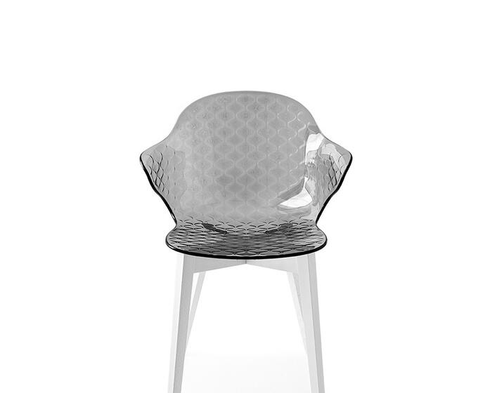 Saint Tropez: Chair with plastic shell and wooden base