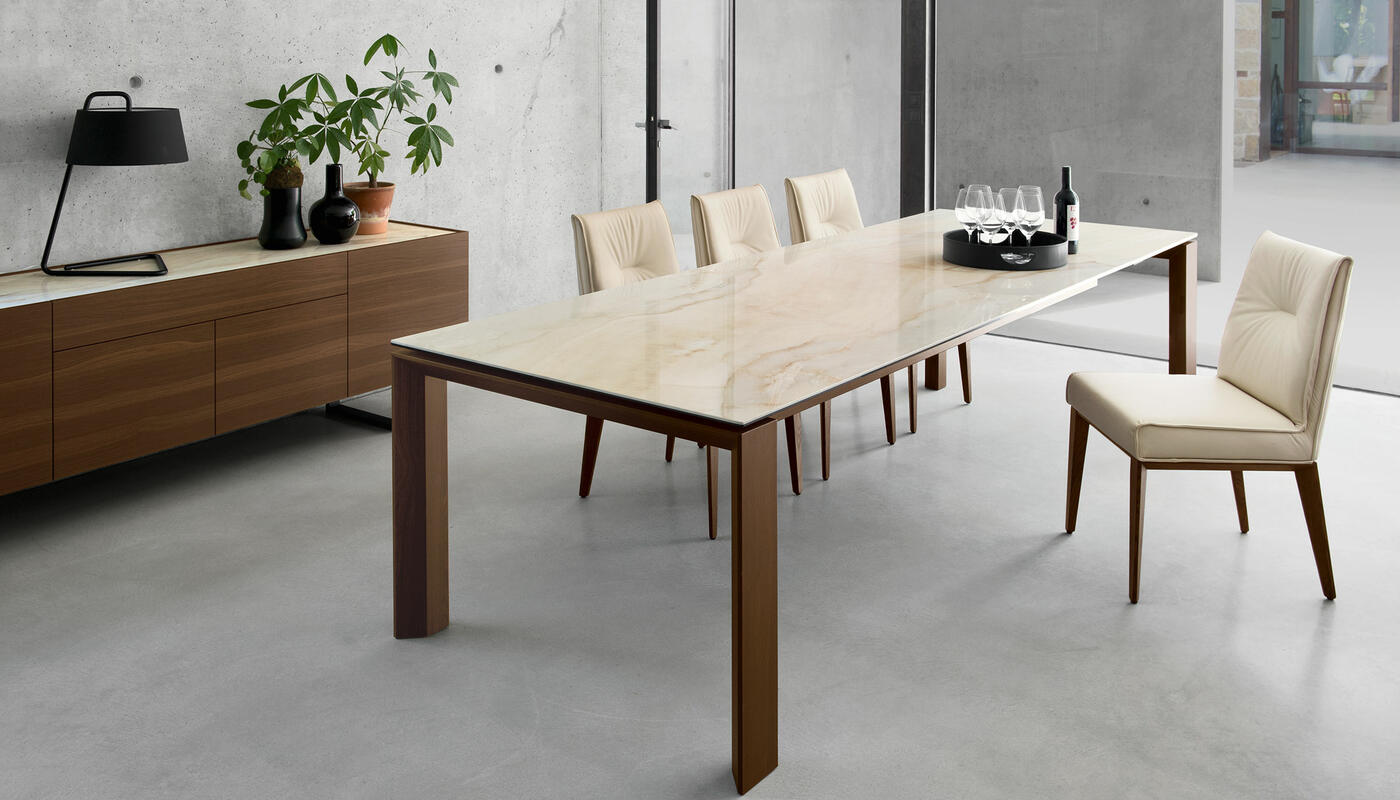 Omnia: Table with extendable rectangular top and wooden legs