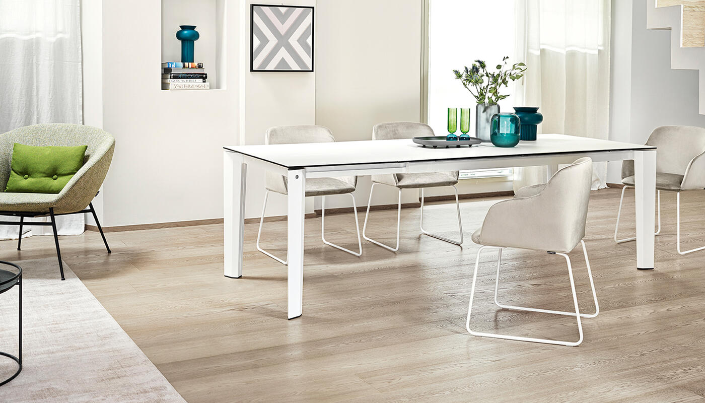Delta: Table with extendable rectangular top and metal legs